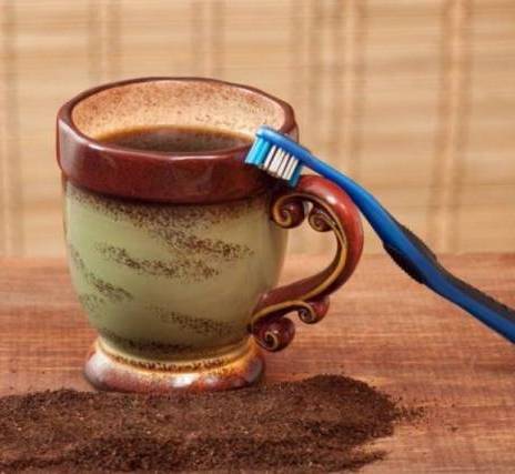 كيف تحمي أسنانك من “لون القهوة”؟