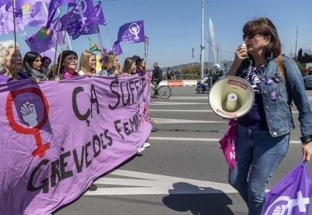نساء سويسرا يجتحن الشوارع من أجل المساواة
