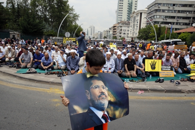 دفن محمد مرسي: كأنها جنازة عار!