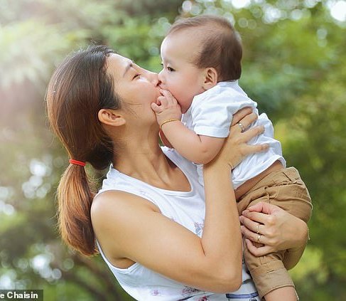دراسة تُؤكّد: الأمومة تجعلكِ أكثر تقبلاً لشكل جسمكِ!