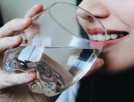 10 فوائد صحية لشرب الماء الساخن