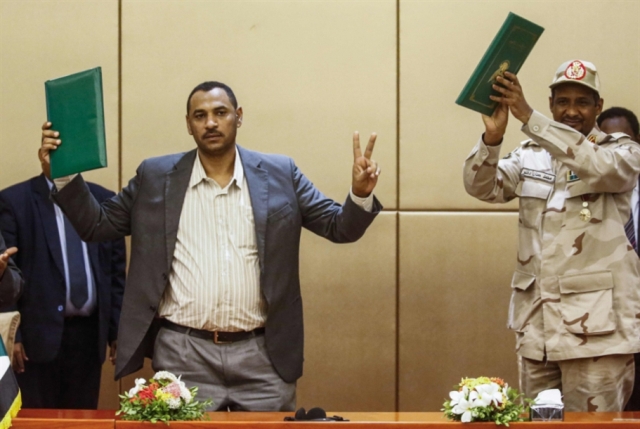 السودان.. مواقف رافضة وأخرى متحفّظة: «الإعلان الدستوري» رهن التنفيذ... وصدق النيّات