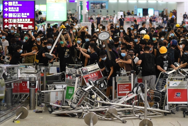 هونغ كونغ تغرق في الفوضى