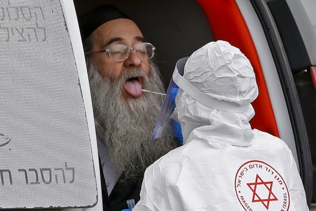 إسرائيل في سباق التوصّل إلى لقاح ضد «كورونا».. «المعجزة الصهيونية»: مجرمون بـ«روب» أبيض ونظّارات وقائية!