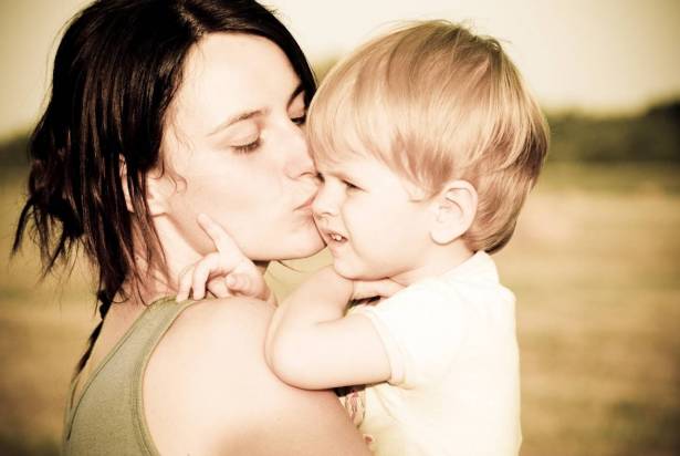10 قرارات تعجز الأمهات عن الالتزام بها.. هل أنت منهن؟