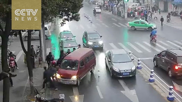 “فيديو”: سيارة تدهس امرأة والصينيون في “48” ثانية “انقذوها”