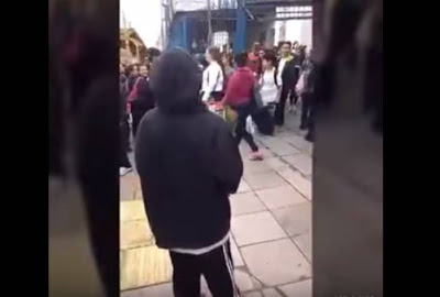 فيديو..صبي يعد مفاجأة غير متوقعة لحبيبته أثناء خروجها من المدرسة