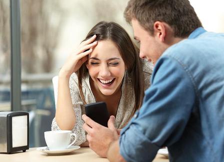 دراسة تشجع على الرسائل النصية الجنسية بين الزوجين!