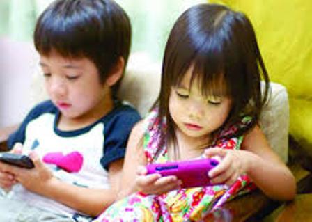 استحوذت على اهتمامهم الأجهزة الذكية تتسلل إلى حياة الأطفال وتؤثر على تطورهم الذهني والفكري
