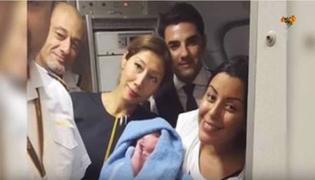 امرأة سورية تنجب على متن طائرة متجهة إلى السويد