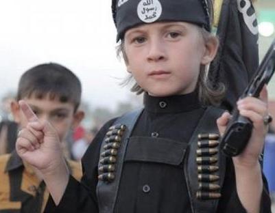 أطفال داعش … فريسة الموت في ساحات القتال والاضطراب إذا نجوا