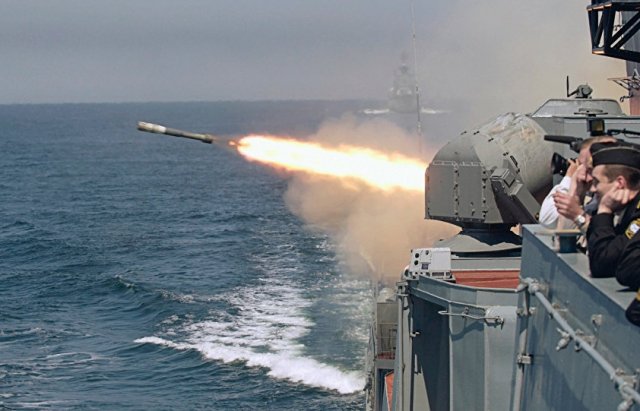 سفينة حربية روسية تجري تدريبات لصواريخ مجنحة