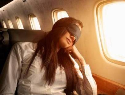لماذا عليك تجنب النوم في الطائرة لحظة الإقلاع أو الهبوط؟