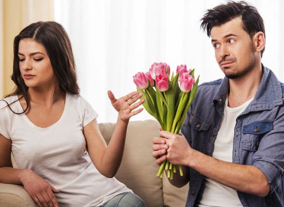 النساء يعتذرن أكثر من الرجال.. هل هذا صحيح؟
