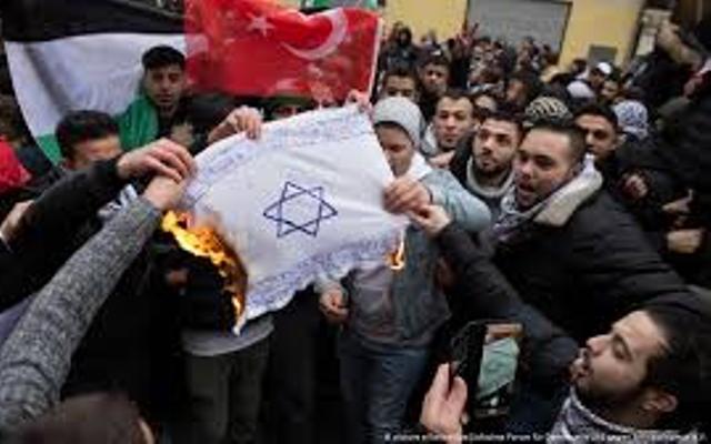 إسرائيل في تظاهرة «المحرقة»: إيران هي «النازية» الجديدة!