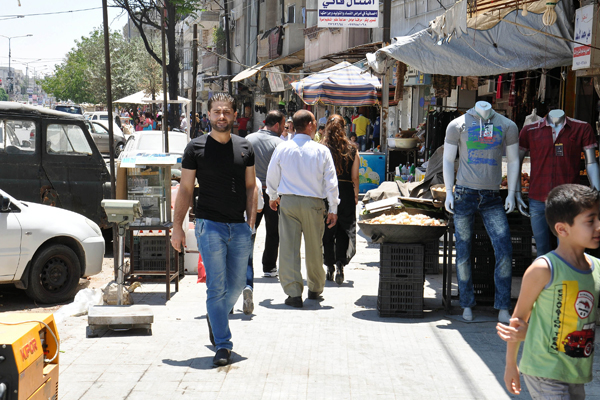 انتفاء شرط المسافة يزيد من فوضى المحلات في ريف دمشق.. غياب القانون يحوّل المناطق السكنية إلى ورشات حرفية وصناعية