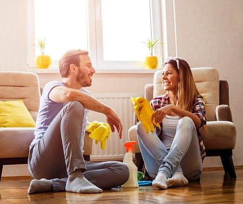تعاونُ الزوجين بالأعمال المنزلية يحسّنُ العلاقة الحميمة ويزيدُ مستوى السّعادة