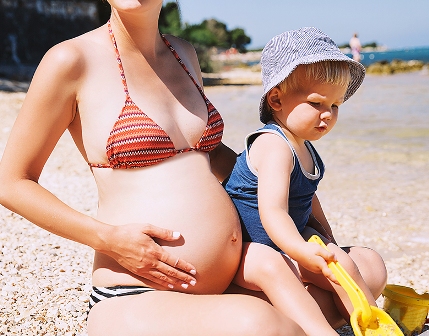 للمرأة الحامل.. هل التعرض للشمس في الصيف يُعرِّضك للخطر؟