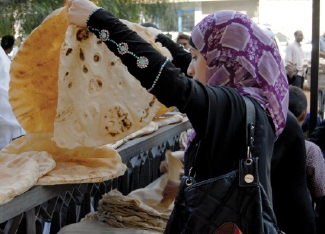تكلف الحكومة 646 مليون ليرة … السوريون يأكلون 22.6 مليون رغيف خبز «حكومي» يومياً بـ161.5 مليون ليرة