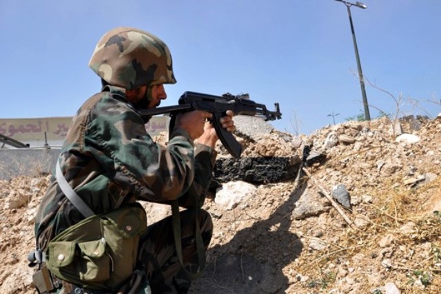 المسلحون يسلمّون الجيش السوري أسلحتهم في الرستن ومحيطها برعاية روسية