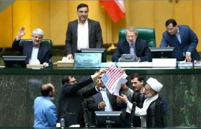 مجلس الشورى الاسلامي يحرق علم اميركا والاتفاق النووي