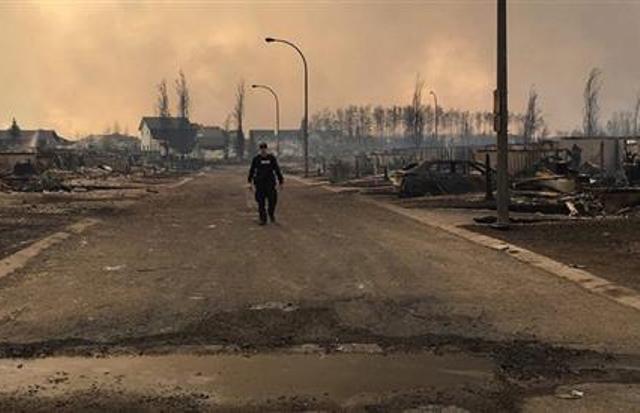 حريق هائل يلتهم الغابات في كندا ويشرّد عشرات الآلاف