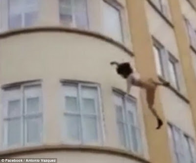 فيديو..امرأة تلقي نفسها وهي شبه عارية من الطابق الثالث!