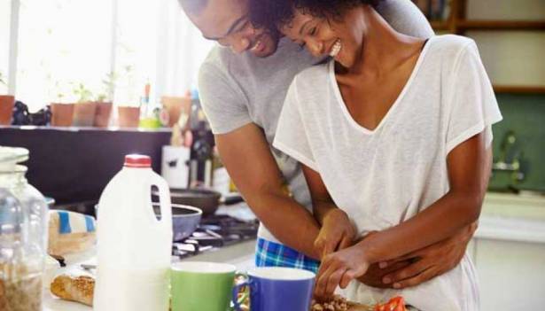 الأزواج الذين يتقاسمون الأعمال المنزلية أكثر إقبالاً على ممارسة ال...