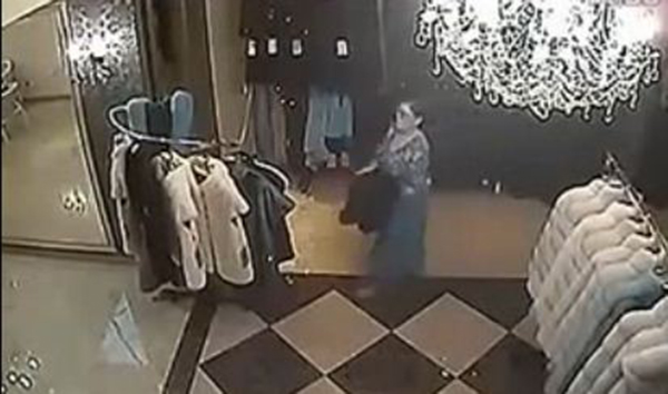فيديو: امرأة تسرق فستان وتخفيه بمكان غريب أسفل ملابسها