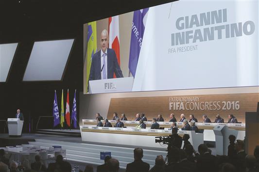 كرة القدم العالمية تدخل مرحلة جديدة ومنعطفاً تاريخياً: السويسري جياني إنفانتينو رئيساً لـ«الفيفا» بـ115 صوتاً