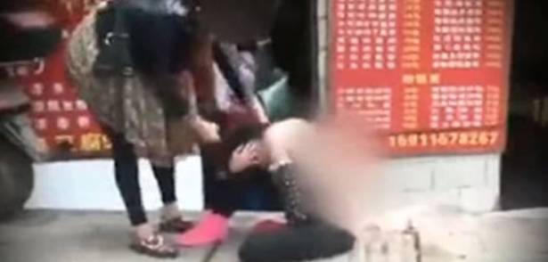 فيديو..امرأة تهاجم عشيقة زوجها وتجردها من ملابسها!