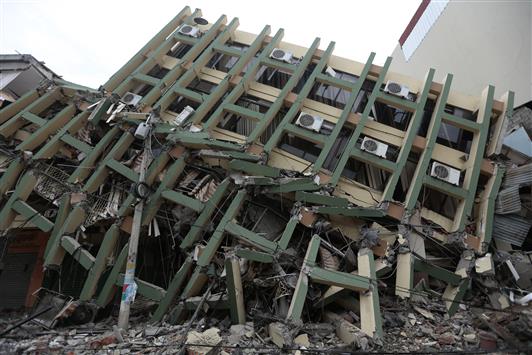 زلزال يضرب الإكوادور: مئات القتلى والجرحى