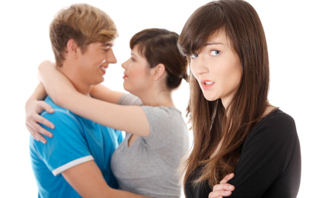 كيف تتغلبين على مشاعر الغيرة والغضب عند زواج صديقتك المقربة؟