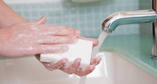 غسل اليدين بالماء الساخن أفضل من البارد.. شائعة أم حقيقة؟