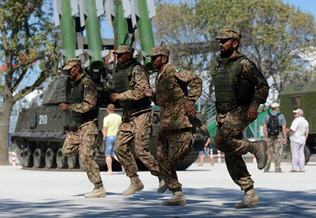 باكستان ترسل 20 ألف جندي إلى قطر