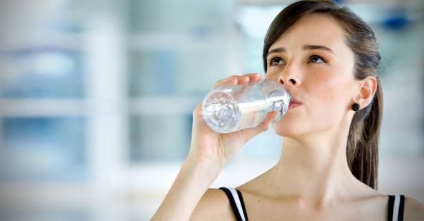 معادلة بسيطة لاحتساب كمية الماء التي عليك شربها يومياً