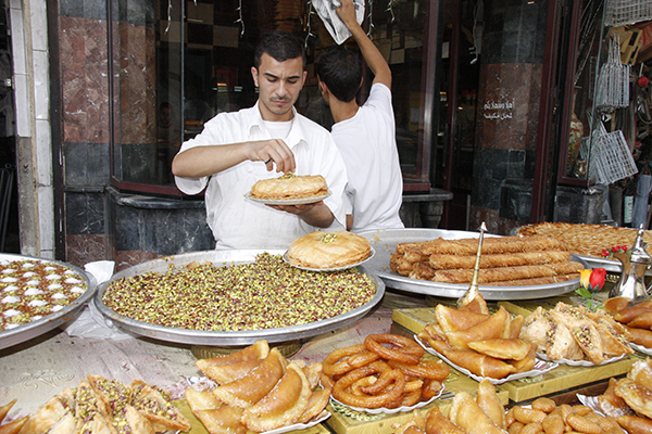 يقترب عيد الفطر من السوريين على وقع غلاء غير مسبوق.. خبير اقتصادي: الأسرة تحتاج راتب شهر لشراء بعض متطلبات العيد