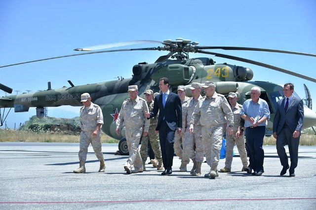 الرئيس الأسد يتفقد قاعدة حميميم الجوية بريف اللاذقية ويقوم بجولة على سلاح الجو الروسي الموجود في القاعدة