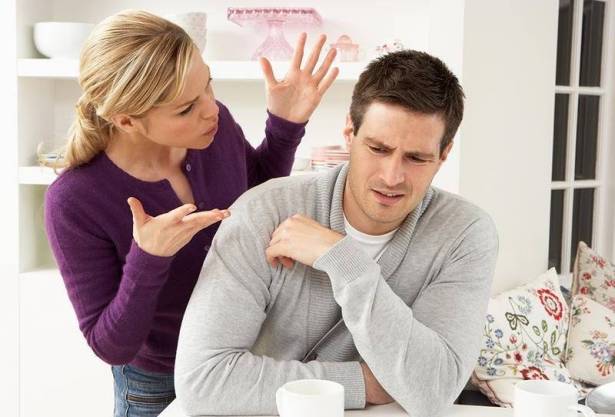 كيف تتصرفين إذا أهنتِ زوجك أمام عائلته؟