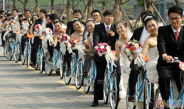 عرسان الصين على دراجات هوائية