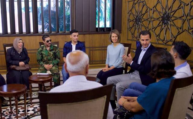 الرئيس الأسد والسيدة أسماء يستقبلان ثلاثة من أبطال جرحى الجيش لتفوقهم دراسياً
