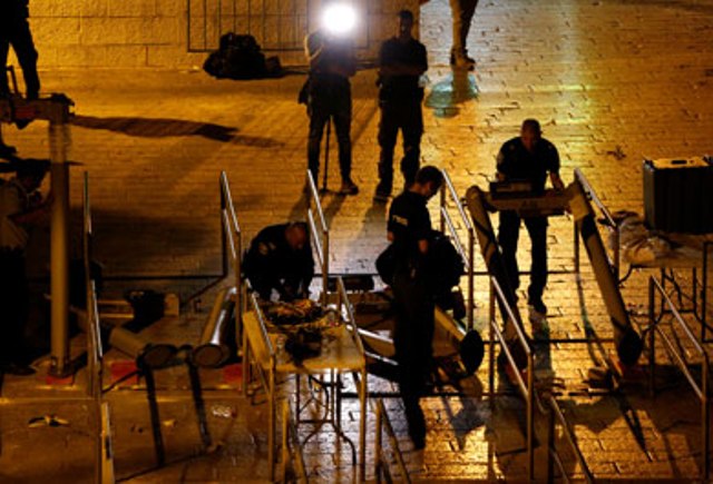 إسرائيل تزيل البوابات الإلكترونية عند الأقصى.. والشرطة تستخدم القوة من جديد