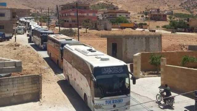 مسلحو "النصرة" يغادرون عرسال باتجاه إدلب