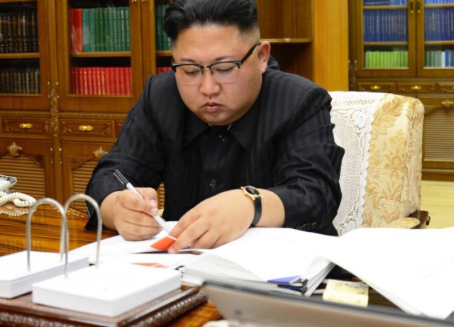 زعيم كوريا الشمالية يتسلم تقريرا من الجيش بشأن إطلاق صواريخ تجاه غوام