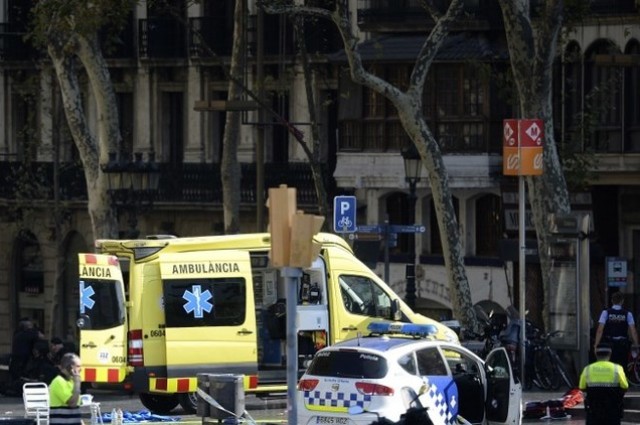 13 قتيلا وأكثر من 30 جريحا في حادث دهس تسببت به حافلة صغيرة وسط مدينة برشلونة