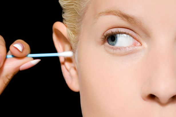 لهذه الأسباب يحذر الخبراء من استخدام أعواد القطن لتنظيف أذنيك