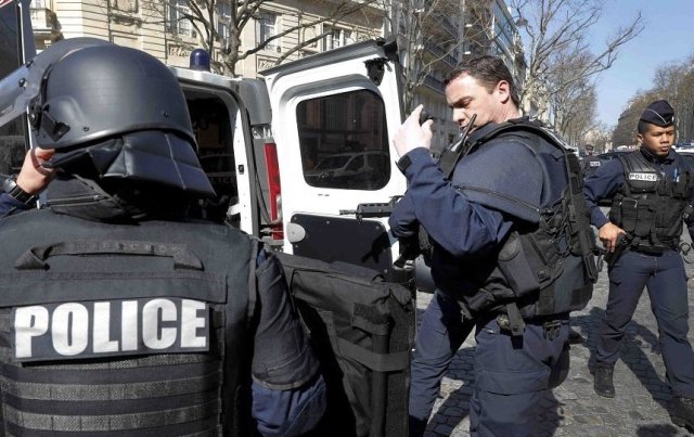 الشرطة الفرنسية: سيارة تدهس حشدا في موقف للحافلات بمارسيليا ومقتل شخص