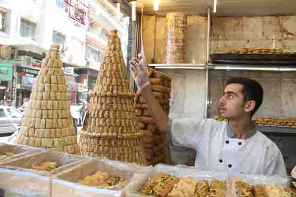 حلويات العيد.. أسعار نار وجيوب فارغة.. دوريات متخصصة لمراقبة صناعة الحلويات وضبط أسعارها
