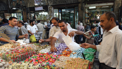 إقبال خجول على مستلزمات العيد والناس يفكرون «بالمكدوس» … وزير التموين : لا ارتفاع على أسعار الخضراوات والسلع في العيد
