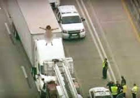 بالفيديو - سيّدة عارية على ظهر شاحنة!